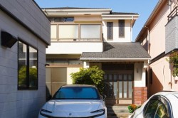 【すぐに見学可】
■使い勝手満載の6ＬＤＫ
■2017年フルリフォーム工事済み
■商業施設も充実
■家庭菜園にピッタリな広々バルコニー
