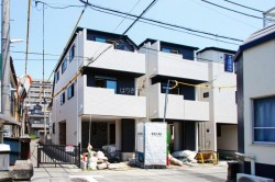 【すぐに見学可】
■3階建て2SLDK新築住宅
■設備充実
■収納スペース充実
