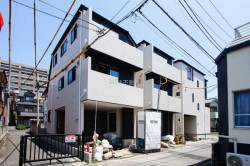 【すぐに見学可】
■3階建て2SLDK新築住宅
■設備充実
■収納スペース充実