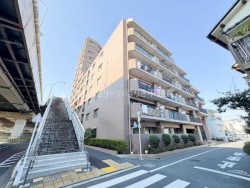 【すぐに見学可】
■南西角部屋3LDKリノベーションマンション
■徒歩圏内に学校とコミュニティセンター
■収納スペース充実