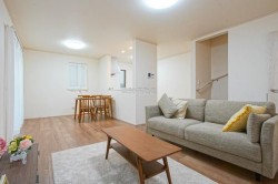ビッグコミュニティの４LDK新築戸建て
【すぐに見学可】
■収納スペース充実
■陽当たり・採光良好
■カースペース有