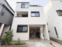 築浅3階建ての３LDK中古戸建
【すぐに見学可】
■床暖房付き
■3面採光で明るいリビングダイニング
■ビルトインガレージ
■収納スペース充実