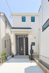 ビッグコミュニティの４LDK新築戸建て
【すぐに見学可】
■収納スペース充実
■南西向きで陽当たり・通風良好
■暮らしに優しい省エネ住宅
