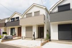 ビッグコミュニティの４LDK新築戸建て
【すぐに見学可】
■収納スペース充実
■陽当たり・通風良好
■カースペース有