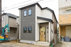 角地の4LDK新築戸建て
【すぐに見学可】
■収納スペース充実
■ゆとりのあるリビングダイニング
■トイレ2箇所あり