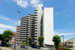 3LDK新規リノベーションマンション
【すぐに見学可】
■収納スペース・設備充実
■安心のアフターサービス付き
■ペット飼育可※細則有