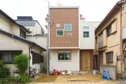 周辺環境良好の４LDK新築戸建て
【すぐに見学可】
■約11帖のルーフバルコニー
■小・中学校どちらも徒歩5分圏内
■カースペース2台有
