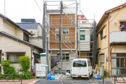 周辺環境良好の４LDK新築戸建て
【すぐに見学可】
■約11帖のルーフバルコニー
■小・中学校どちらも徒歩5分圏内
■カースペース2台有