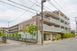 3LDKリノベーションマンション
【すぐに見学可】
■ゆとりのあるルーフバルコニー付き
■ペット飼育可
■収納スペース充実
■角部屋