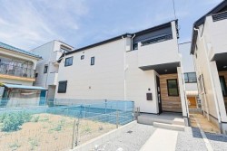 ■京成本線「お花茶屋」駅　徒歩8分
■開放的な吹抜＆ロフト付LDK
■太陽光パネル設置住宅
■小、中学校などの教育施設まで徒歩10分圏内につき、お子様の通学に安心です