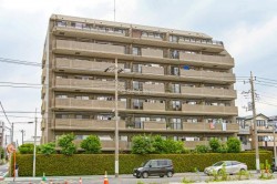 ■JR総武線「新小岩」駅
　「新小岩駅前」停バス乗車7分　「江戸川区役所」停　徒歩8分

