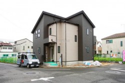■JR常磐線「金町」駅　徒歩26分
■自然豊かな水元公園まで5分のロケーション
■陽光溢れる角地のゆとりある邸宅
■カースペース完備