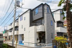 ■総武線「新小岩」駅　徒歩15分
■お子様の床遊びも安心の床暖房付き
■スーパー、コンビニなどの買い物施設まで徒歩10分圏内につき、買い物に便利です