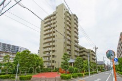 ■JR総武線「平井」駅　徒歩8分
■南東向きにつき日当たり・通風良好
■敷地内に遊具のある公園が併設