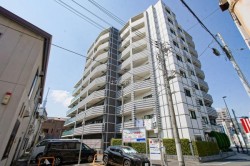 ■東武鉄道亀戸線「小村井」駅　徒歩3分
■２面バルコニー、南向き日当たり・通風良好です
■東南角部屋の３LDK
■犬、猫2匹までペット飼育可