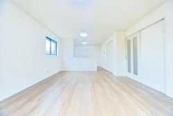 《新築分譲住宅》
■JR常磐線「金町」駅　バス18分
　「西水元三丁目」停　徒歩6分
■4LDK+カースペース2台可
■お洗濯物がたくさん干せるワイドバルコニー