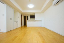 ■南西向きにつき日当たり良好です
■２０２１年フルリフォーム済みマンション
■リビングダイニングにあたたかい床暖房付き
■安心のオートロック、宅配ボックス付き
