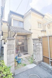 ◇建築条件なし売土地
◇スーパー、コンビニなどの買い物施設まで徒歩１０分圏内
◇小、中学校、保育園などの教育施設まで徒歩１０分圏内