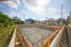■新築３階建３ＬＤＫ＋納戸＋カースペース２台可
■暮らしの質を高めるＺＥＨ省エネ住宅
■徒歩５分圏内にバス停があり交通利便性◎

