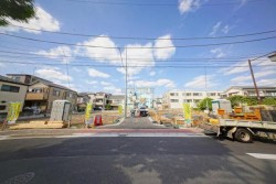 ■新築３階建３ＬＤＫ＋納戸＋カースペース２台可
■暮らしの質を高めるＺＥＨ省エネ住宅
■徒歩５分圏内にバス停があり交通利便性◎
